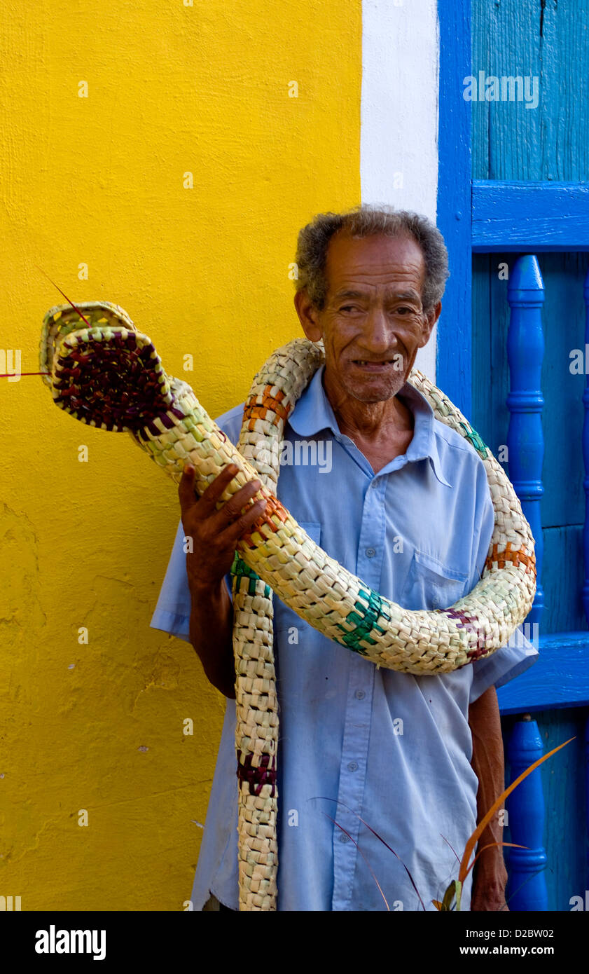 Alter Mann mit seinem Stroh Schlange auf Straßen des alten Dorfes von Trinidad, Kuba Stockfoto