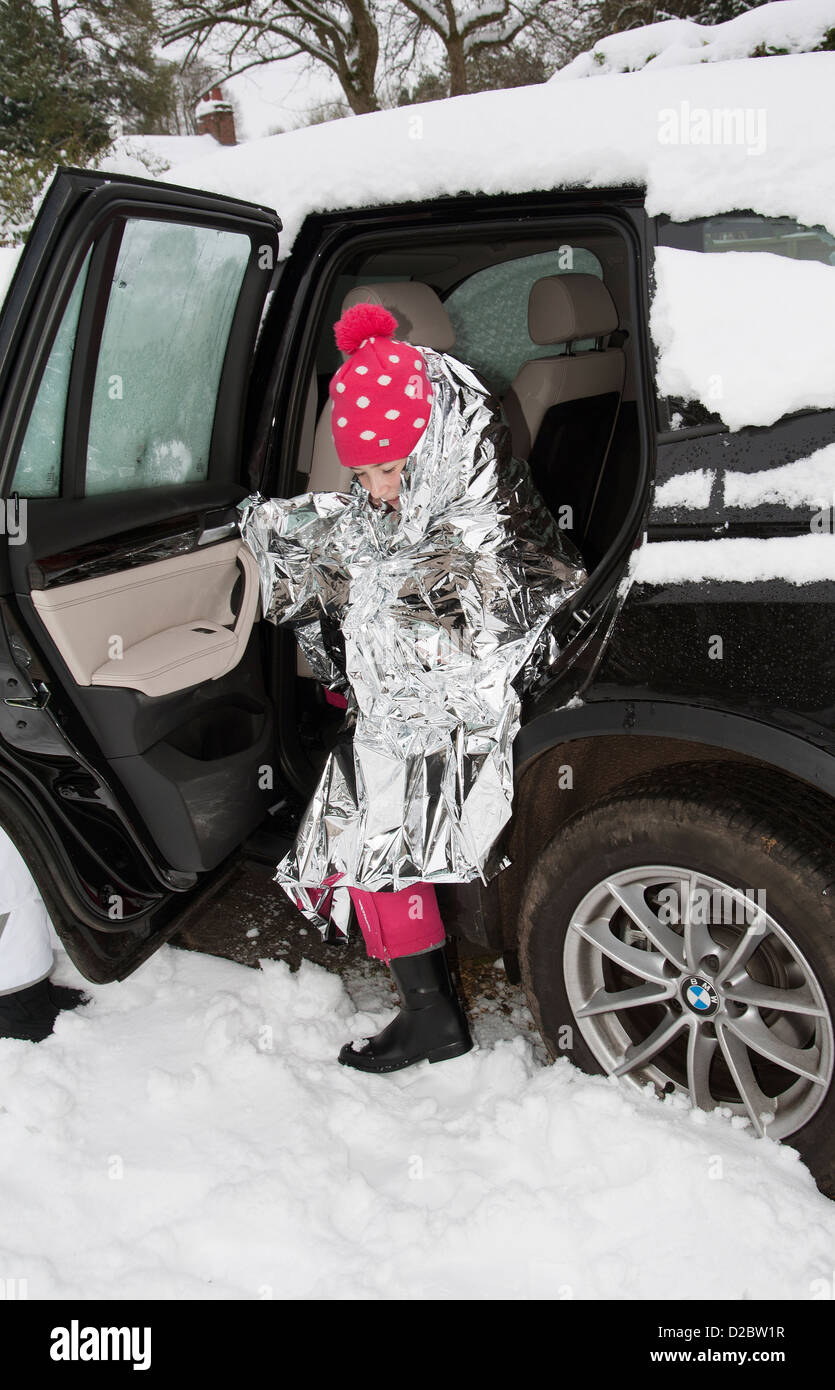 Junges Mädchen in eine Folie Decke Warmhalten in einem Auto Winter Wetter  Kälteeinbruch gewickelt Stockfotografie - Alamy