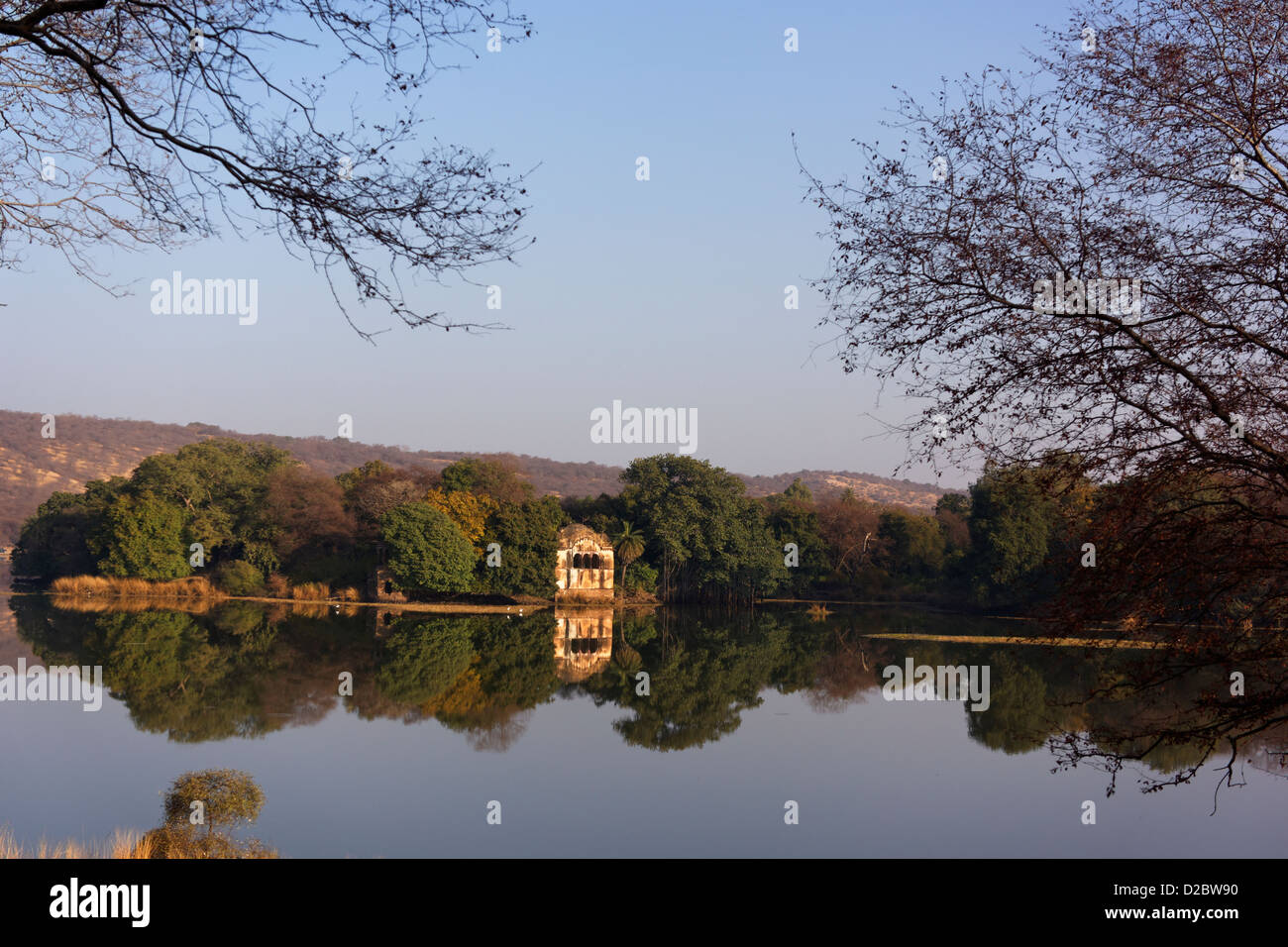 Einen malerischen Blick auf einen alten Palast im Ranthambhore Tiger Reserve, Rajasthan, Indien. Stockfoto