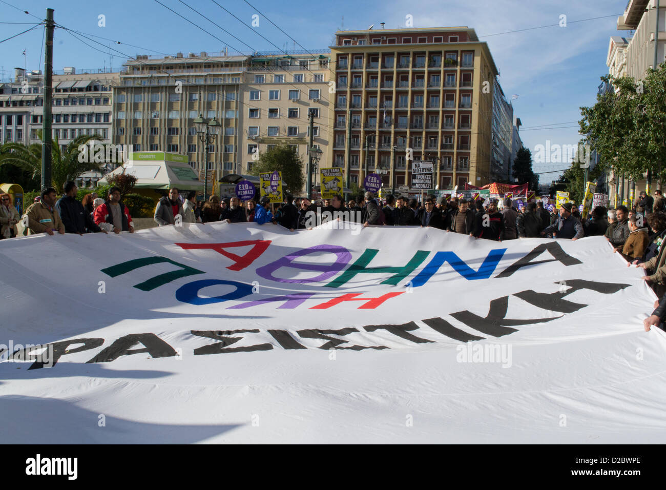 Athen, Griechenland, 19. Jänner 2013. Zuwanderer und einheimische gehen auf die Straße, Faschismus und Protest gegen rassistische Übergriffe und die Neonazi-Partei Golden Dawn zu verurteilen. Rassistische Pogrome neigen dazu, eine tägliche Praxis in Athen. Bildnachweis: Nikolas Georgiou / Alamy Live News Stockfoto