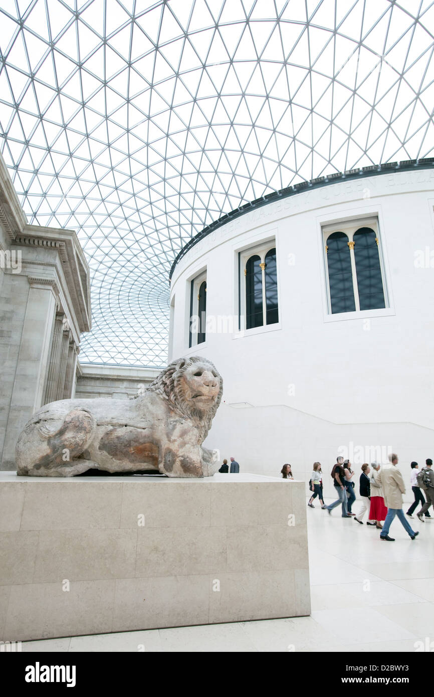 London, Vereinigtes Königreich, Löwenstatue im Innenhof des British Museum Stockfoto
