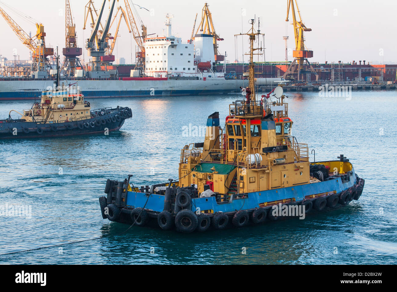 Schlepper Boot Schiff Hafenkräne Stockfoto