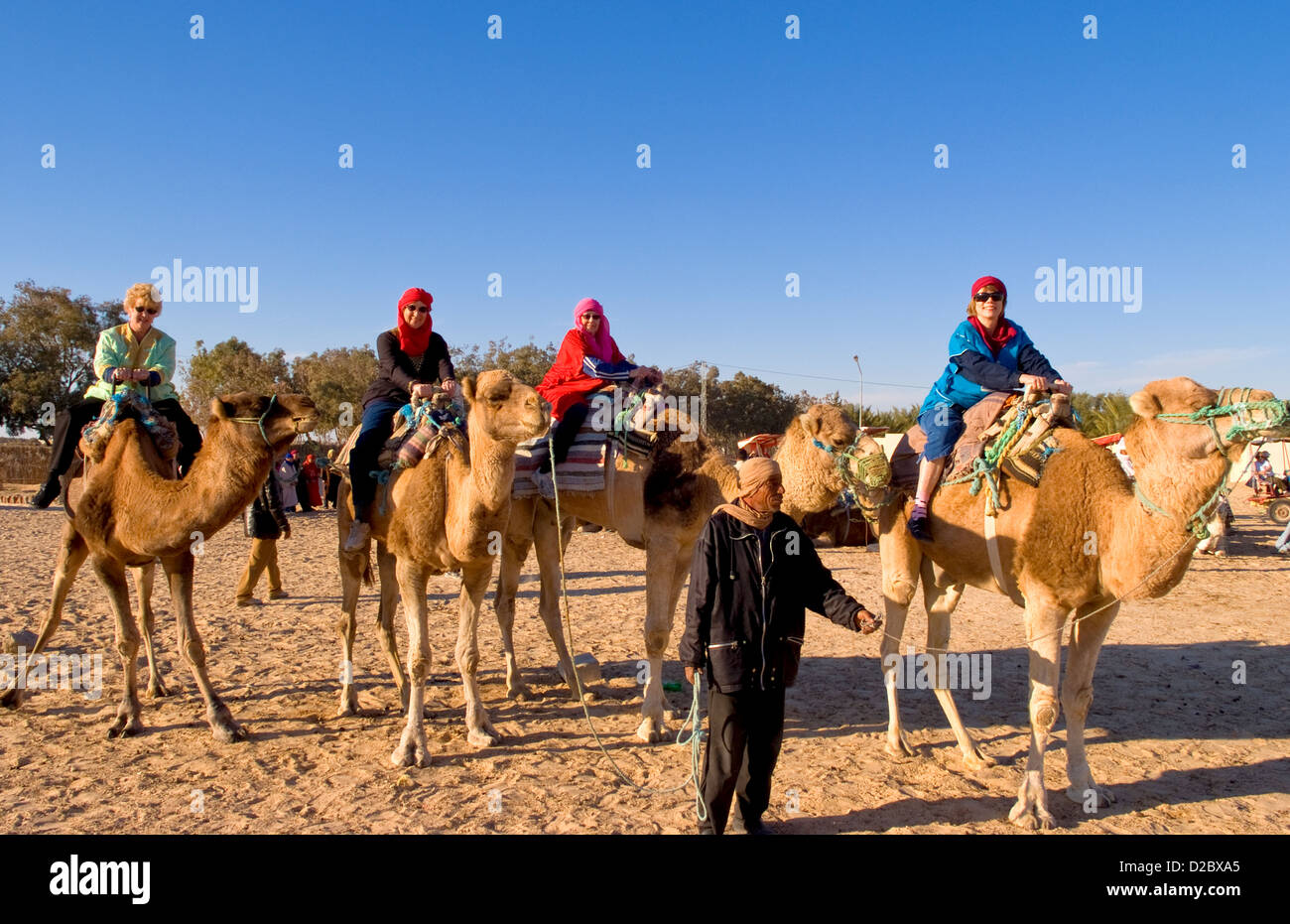 Touristen auf Kamel reiten, Douz, Sahara Wüste, Tunesien Stockfoto Touristen auf Kamel reiten, Douz, Sahara Wüste, Tunesien Stockfoto