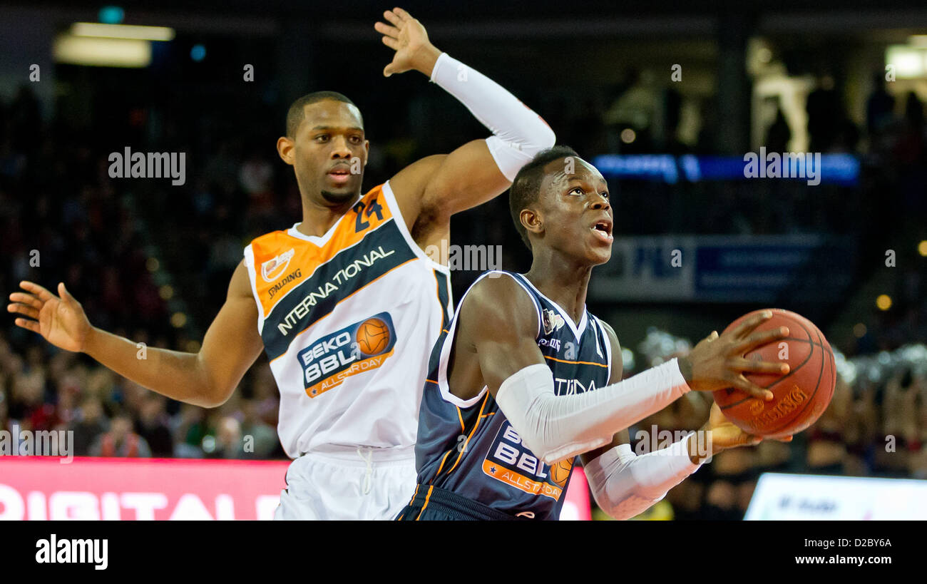 New Yorker Phantoms Braunschweig Spieler Dennis Schroeder R wetteifert um den Ball mit s.Oliver Baskets Spieler Dwayne Anderson wahrend des Tages der Allstar Basketball League BBL Veranstaltung in der...