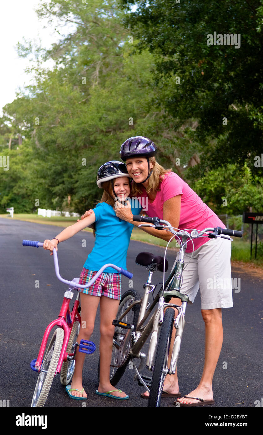 Mutter und Tochter mit Fahrrädern Stockfoto