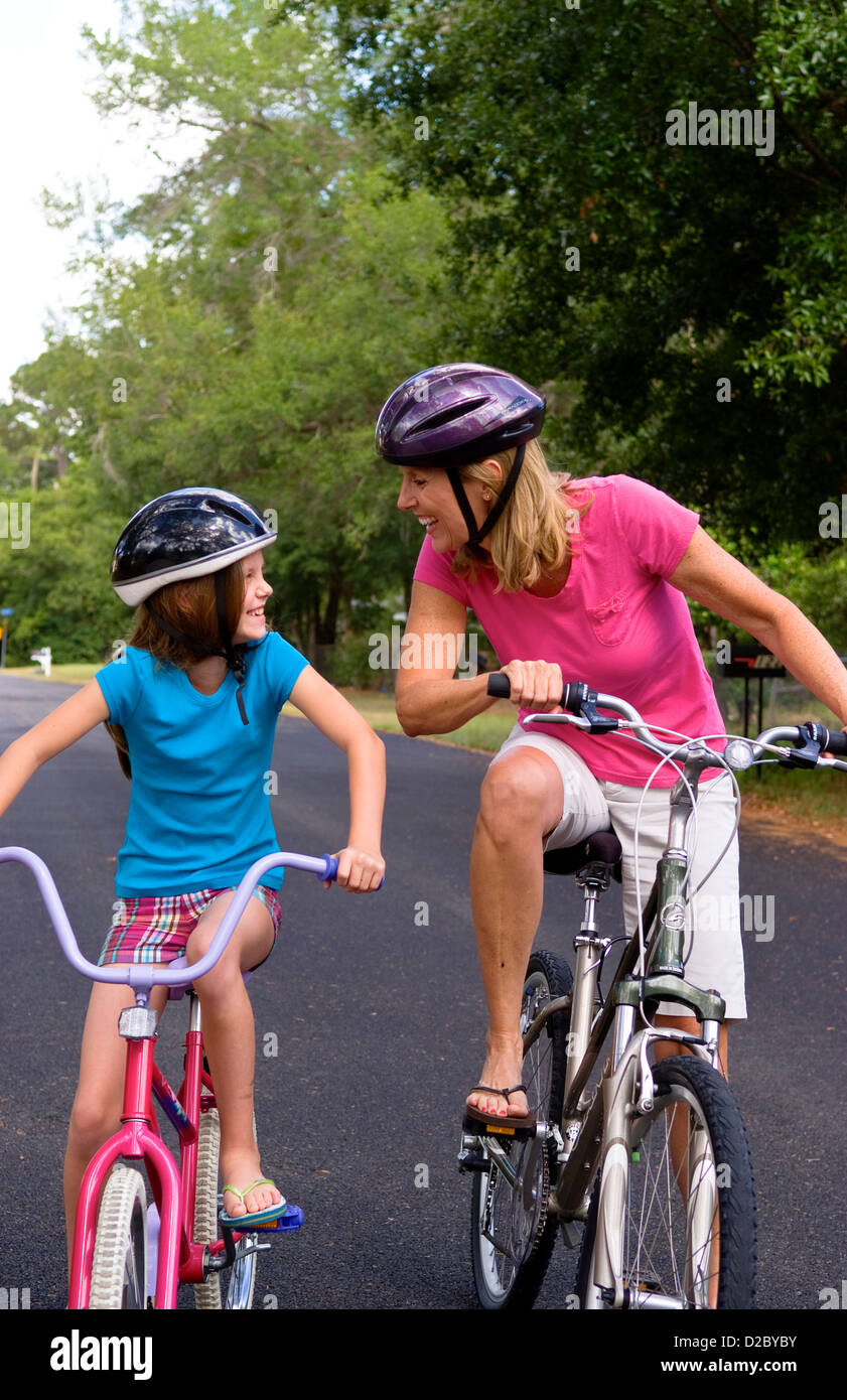 Mutter und Tochter mit Fahrrädern Stockfoto