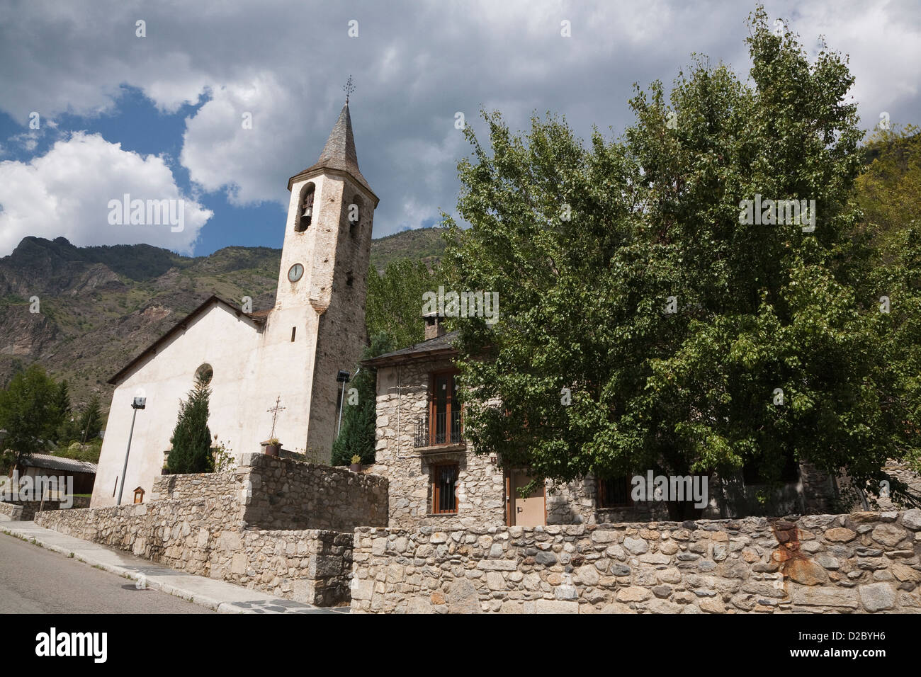 Die Kirche von Santa Llogaia d'Espot im Dorf Espot - Lleida, Cataolina, Spanien Stockfoto