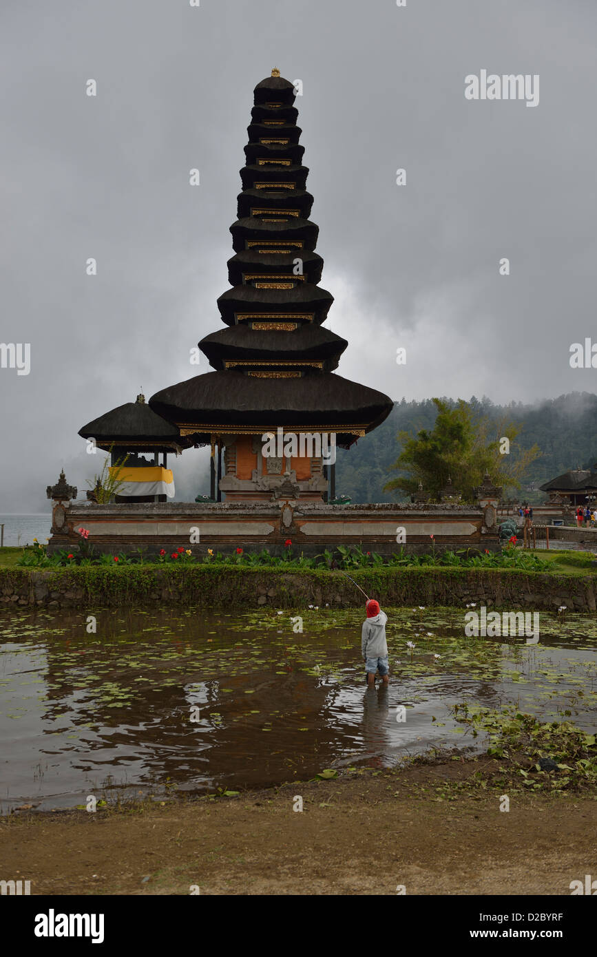 Angeln rund um die Shivaite Tempel der Pura Ulun Danu Bratan; Candikuning, Bali. Indonesien. Stockfoto