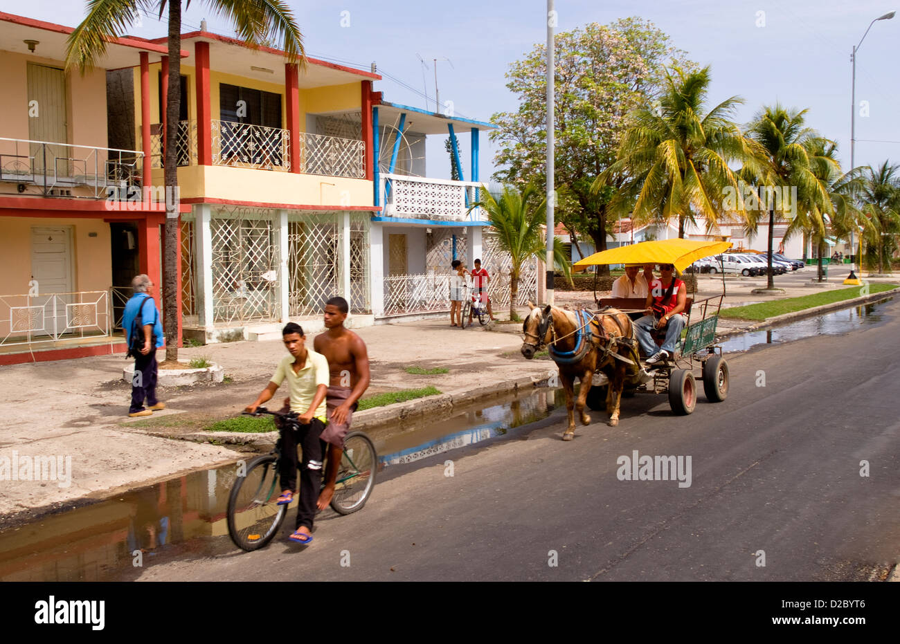 Straßenszenen entlang der Malacon In Cienfuegos, Kuba, mit Pferd gezogenen Kutschen Stockfoto