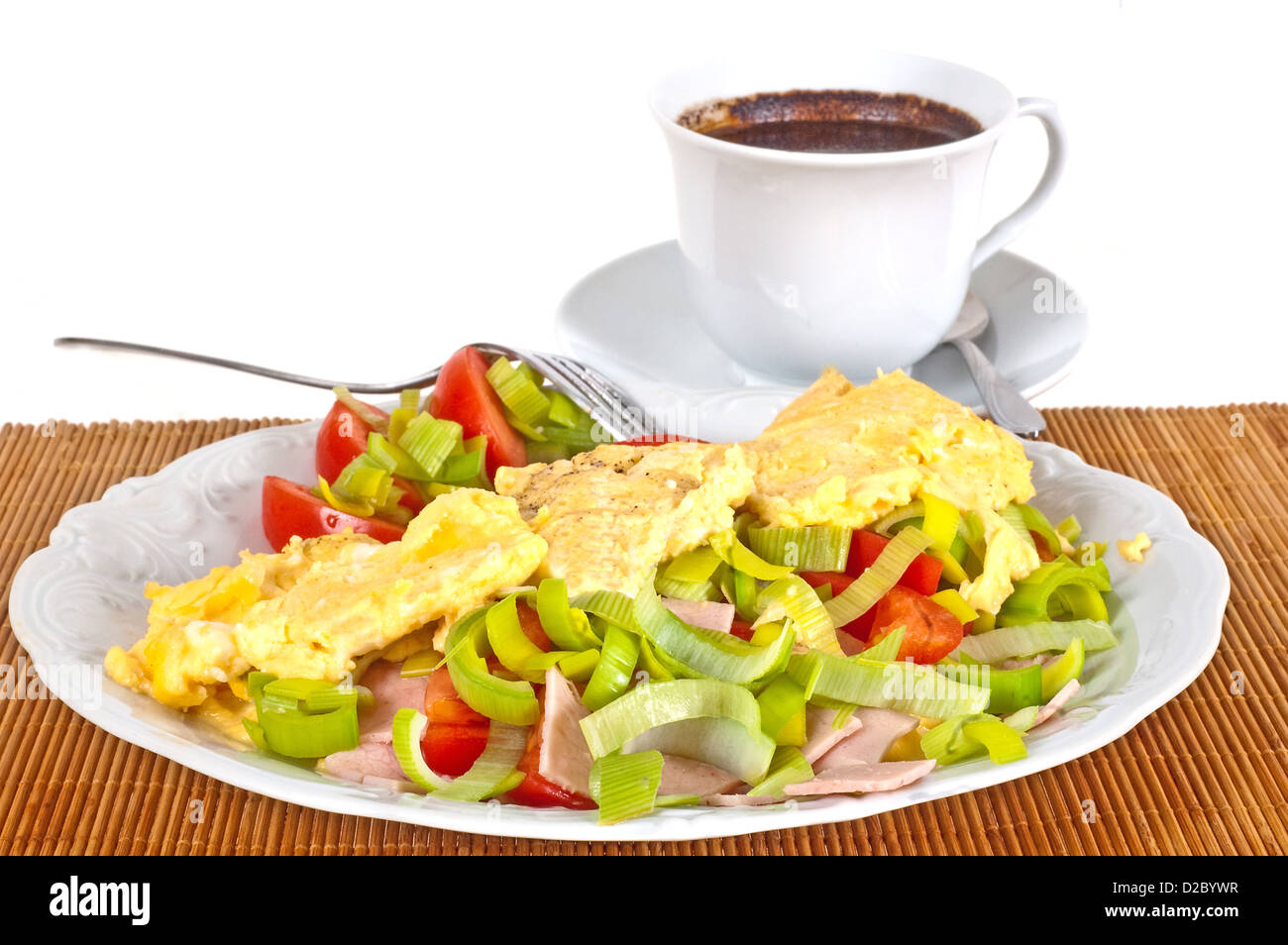 Omelett mit Gemüse und Kaffee zum Frühstück Stockfoto