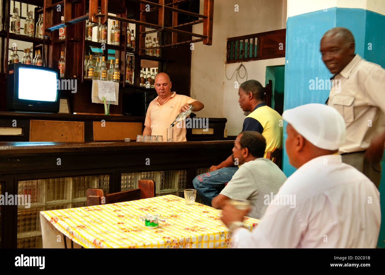 Innenseite Local Bar mit Männer vor dem Fernseher und Trinken In Zentral-Havanna, Kuba Stockfoto