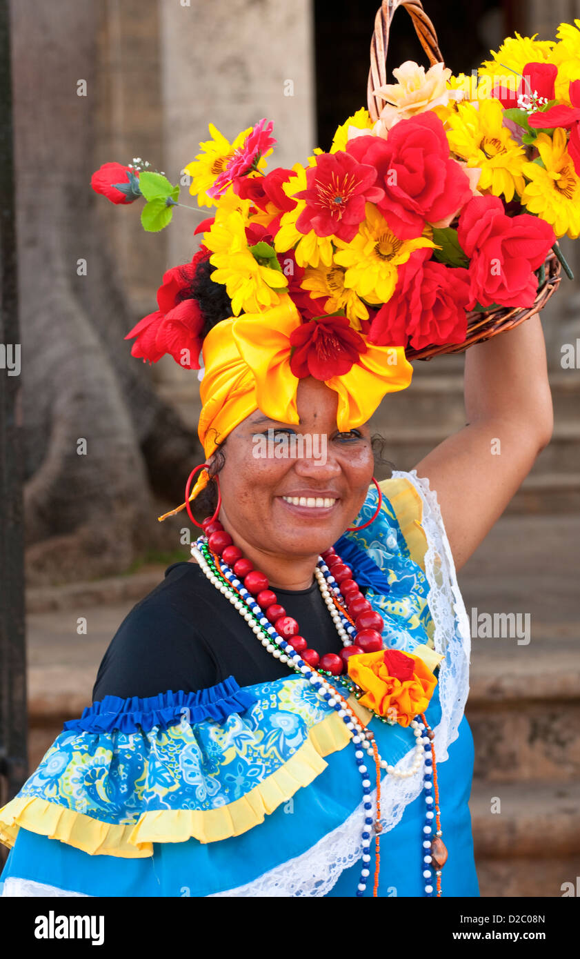 Tänzer In Tracht mit Blumen In Alt-Havanna, Kuba Stockfoto