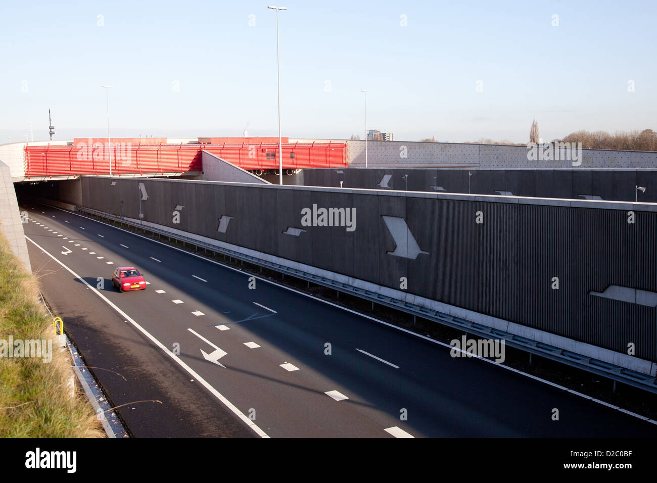 Rote Blätter Autotunnel über Autobahn A2 in den Niederlanden Stockfoto