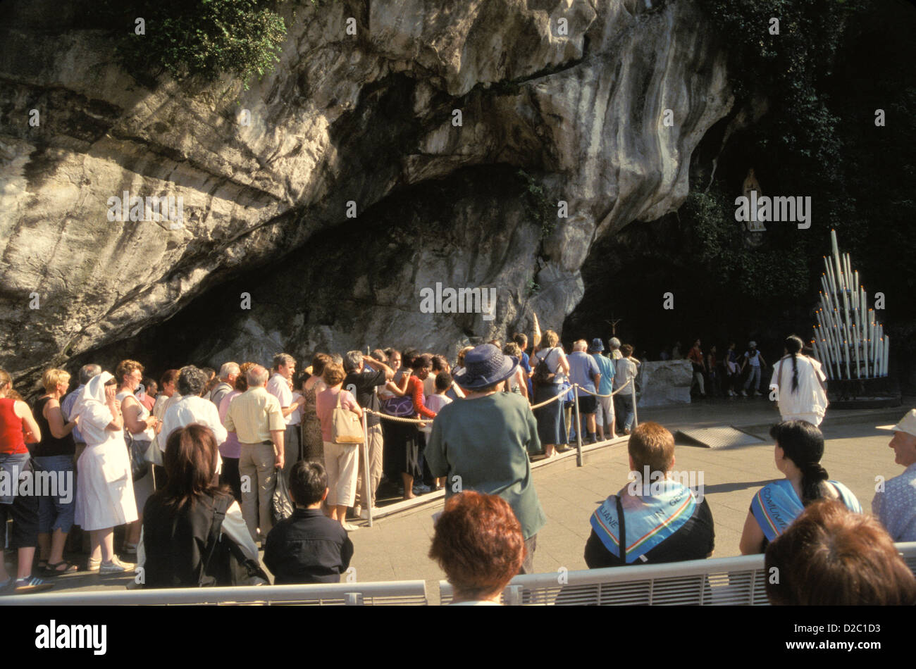 Frankreich. Lourdes.Pilgrims warten auf die Grotte der wunderbaren Erscheinungen der Muttergottes (Grotte Massabielle) betreten. Stockfoto