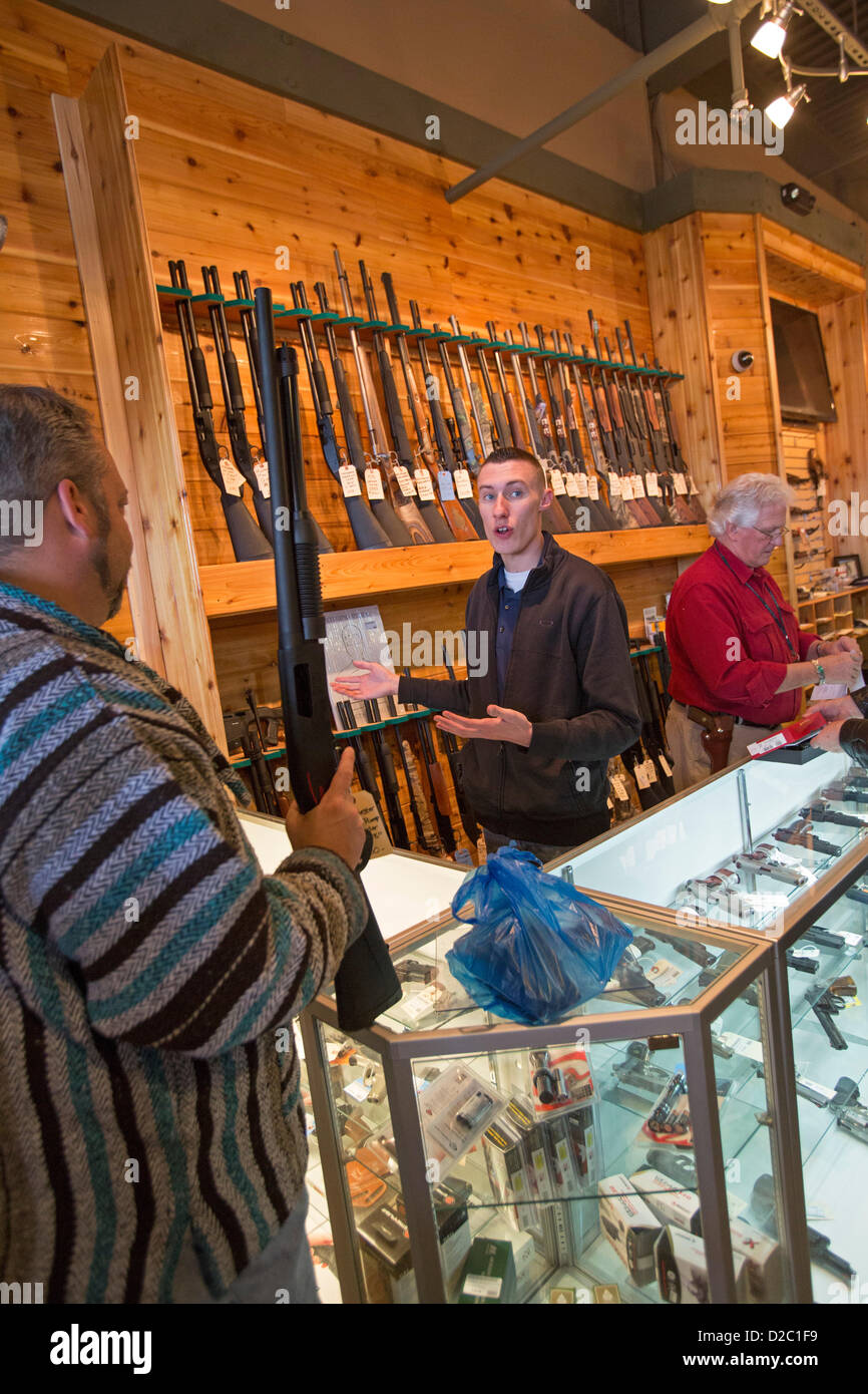 Milford, Michigan - Kunden den Huron Valley Waffen laden am Gewehr Appreciation Day überfüllt. Pro-Gun Gruppen versammelten sich am Gewehr Geschäfte landesweit um Waffen zu kaufen und gegen die vorgeschlagenen Grenzwerte auf Waffenbesitz. Angriffswaffen in diesem Laden war so knapp, dass Kunden eine Lotterie für das Recht, einen zu kaufen. Stockfoto