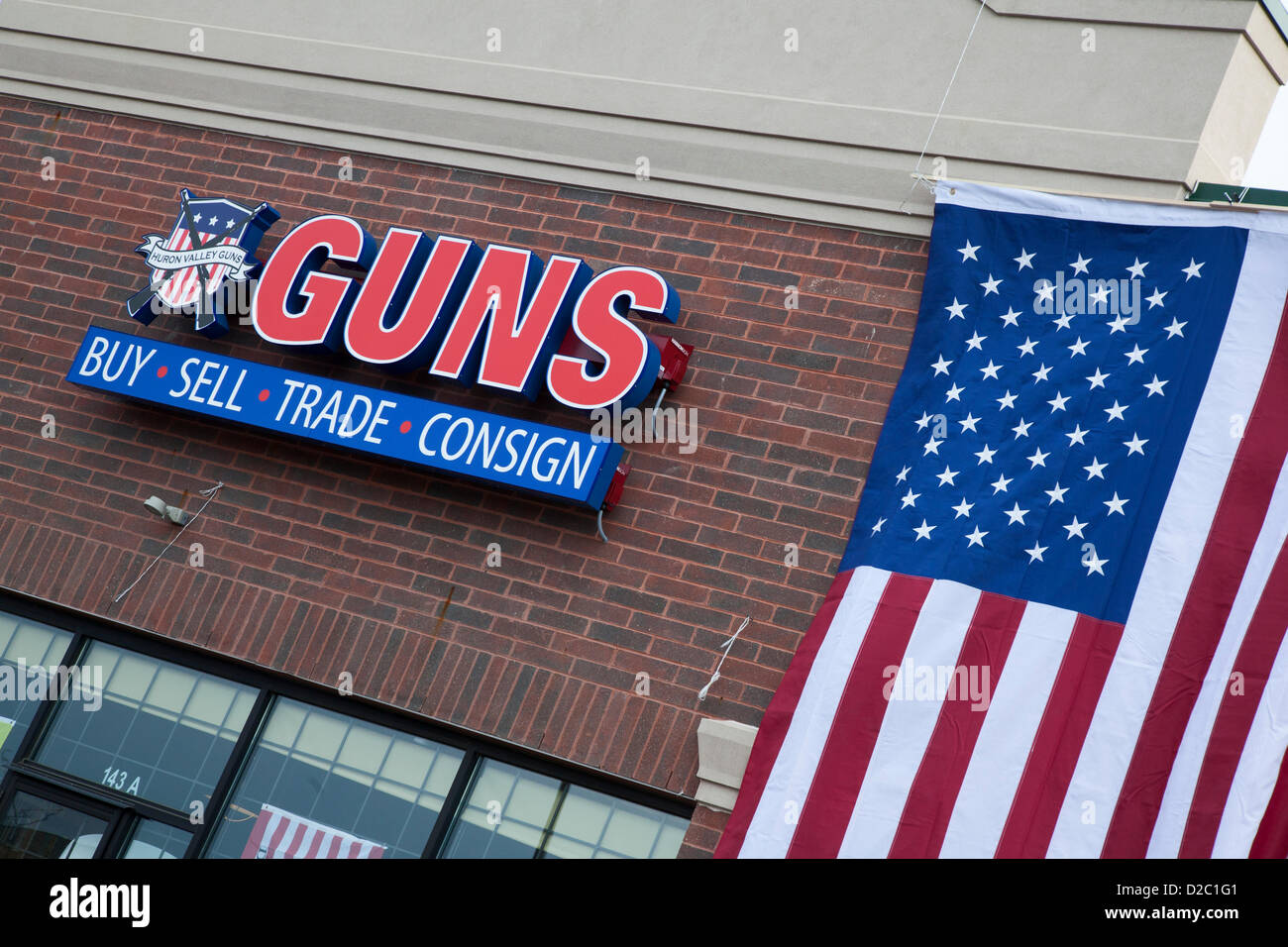 Milford, Michigan - The Huron Valley Waffen Store auf Gun Appreciation Day. Pro-Gun Gruppen versammelten sich am Gewehr Geschäfte landesweit um Waffen zu kaufen und gegen die vorgeschlagenen Grenzwerte auf Waffenbesitz. Angriffswaffen in diesem Laden war so knapp, dass Kunden eine Lotterie für das Recht, einen zu kaufen. Stockfoto