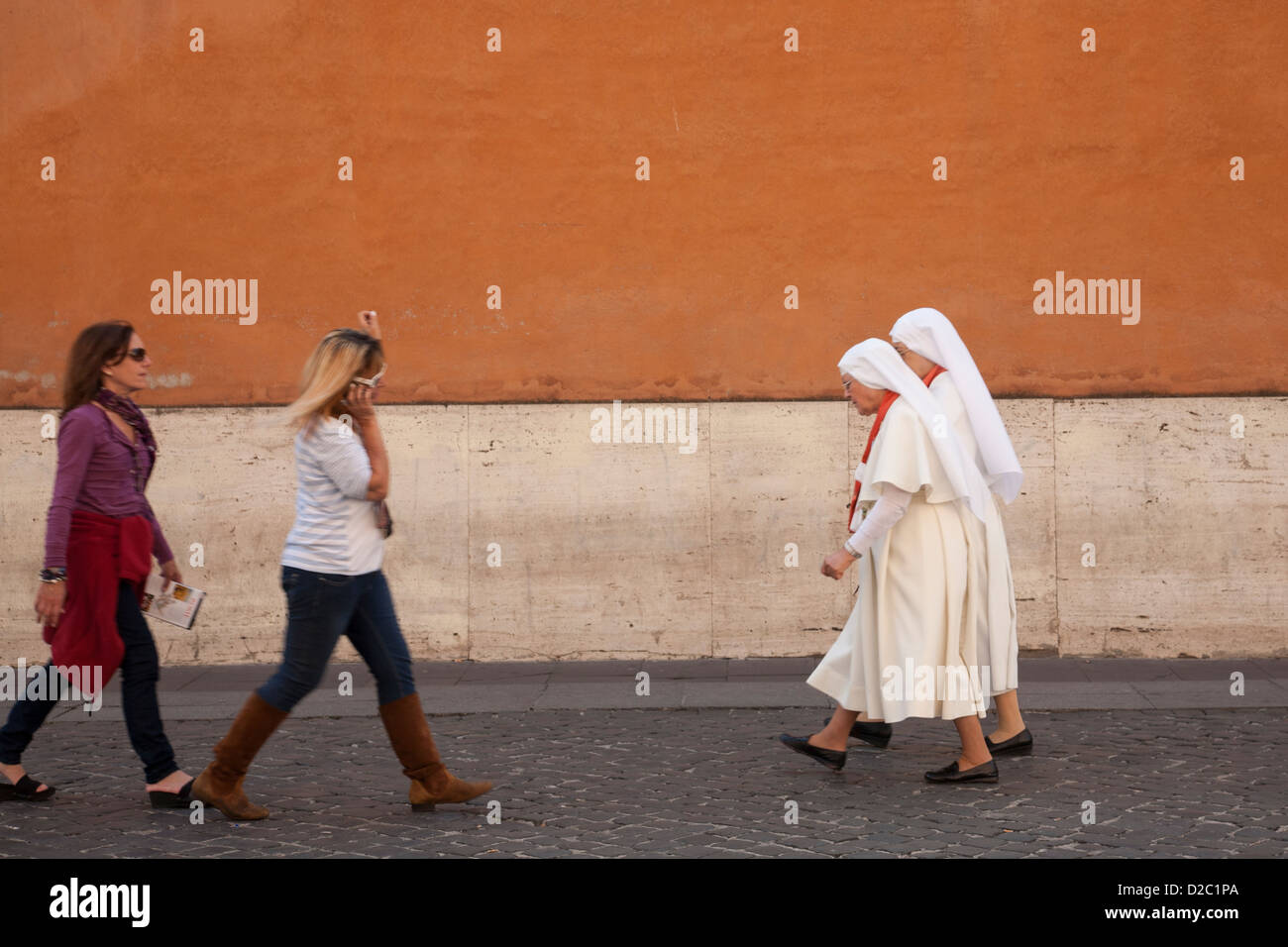 Nonnen, die zu Fuß in die Vatikanstadt, Rom, Italien Stockfoto