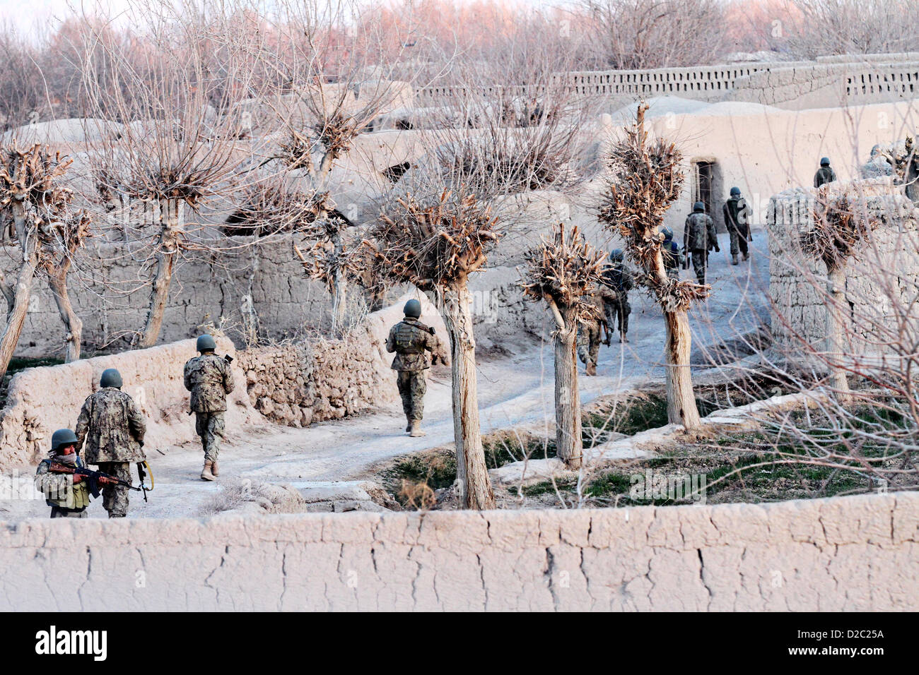 Afghan National Army Soldaten patrouillieren während ein Sicherheitsvorgang Januar 19, 2-13 in Farah Provinz, Afghanistan. Stockfoto