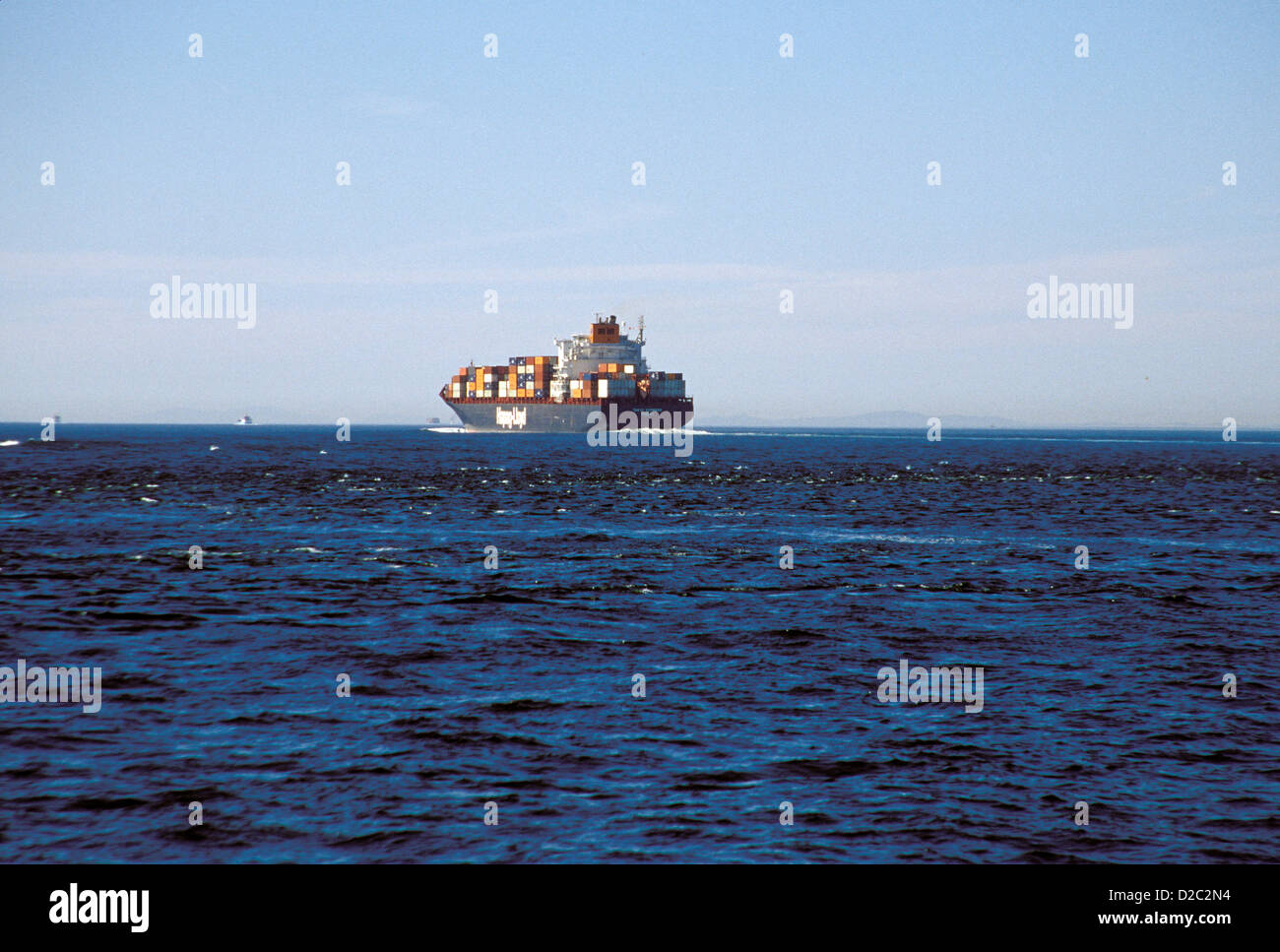 Frachter im Puget Sound zwischen Keystone und Port Townsend. Stockfoto