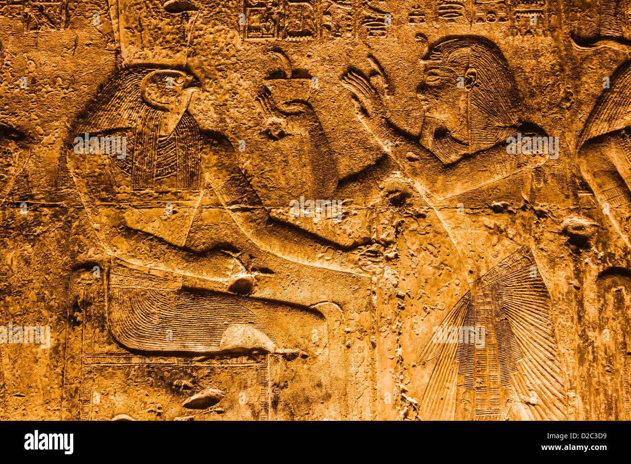 Falcon Gott Horus und Pharao Seti ich Relief am Denkmal Tempel von Sethos i., Abydos, Ägypten Stockfoto