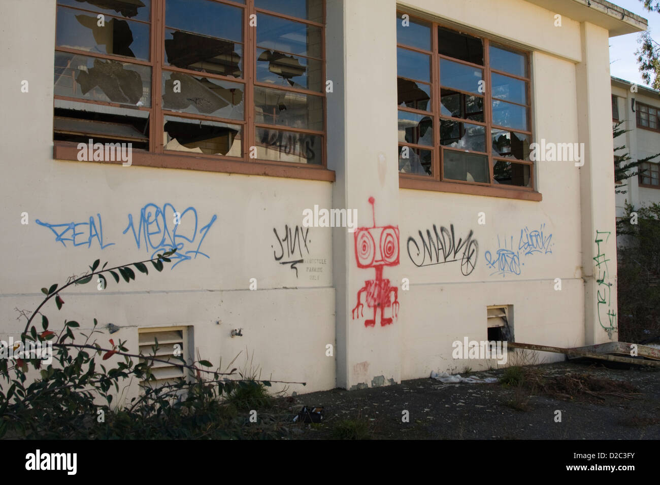Ein verlassenes Gebäude auf dem alten Militärstützpunkt Fort Ord, Kalifornien und Umgebung: Stockfoto