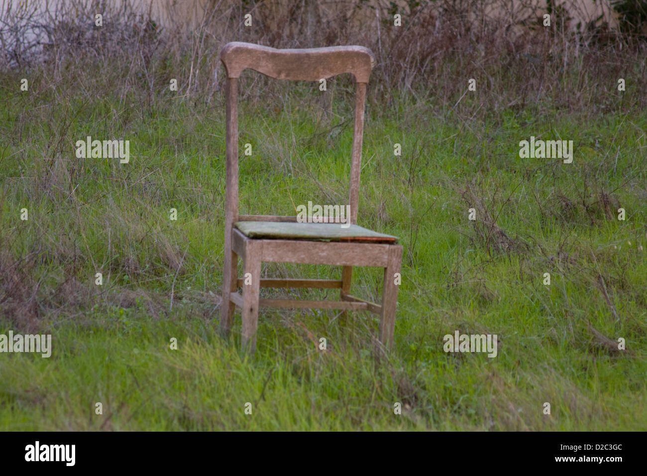 Ein verlassene Stuhl sitzt inmitten frischer Rasen in Fort Ord, einer verlassenen Militärbasis in Seaside, Kalifornien. Stockfoto