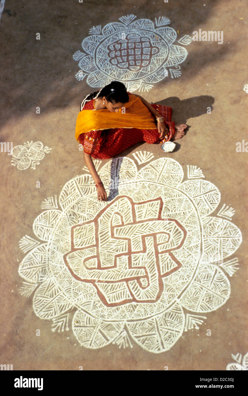 Indien. Frau Malerei Rangoli Design für Diwali-fest Stockfoto