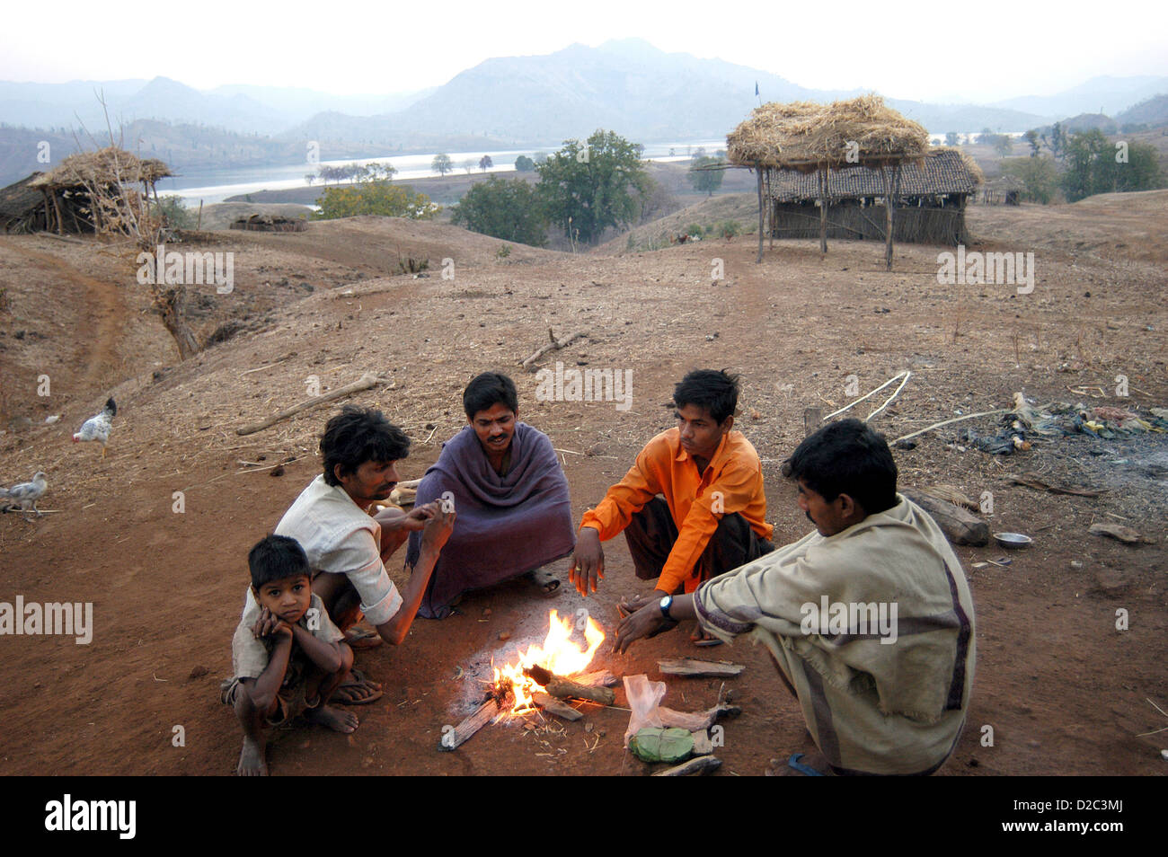 Dorfbewohner im Dorf Sikka an Gujarat wärmen sich Dawn Zeit Narmada Fluss gesehen, im Hintergrund ist dies eine Dörfer Stockfoto