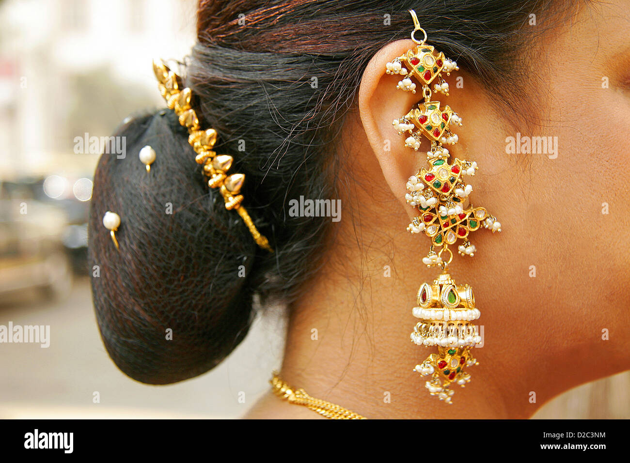 Ohrring von einer indischen Gujarati-Frau während eine indische Gujarati Hochzeit getragen. Der Schmuck wird In Gujarati, Indien "Jadtar" genannt. Stockfoto