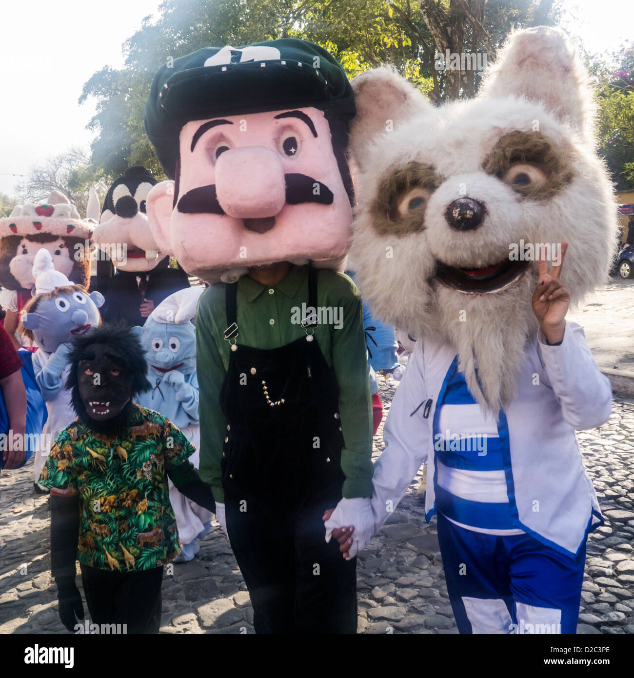 Menschen In Tierkostumen Auf Ein Strassenfest In Antigua Guatemala Stockfotografie Alamy