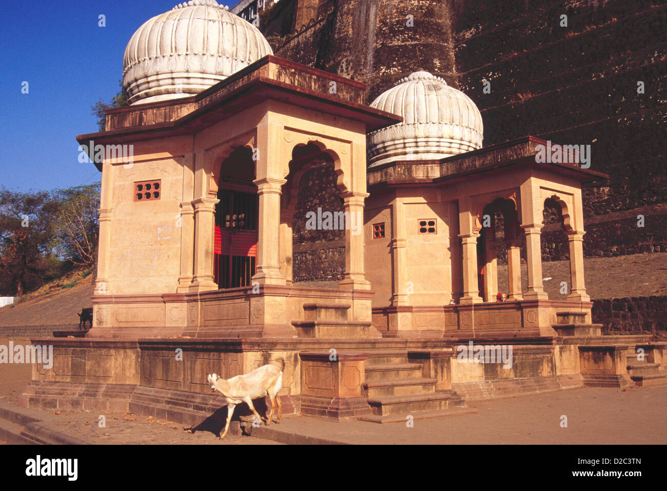 Chhatris auf Ghat, Denkmal für die Toten, Maheshwari, Madhya Pradesh, Indien. Stockfoto