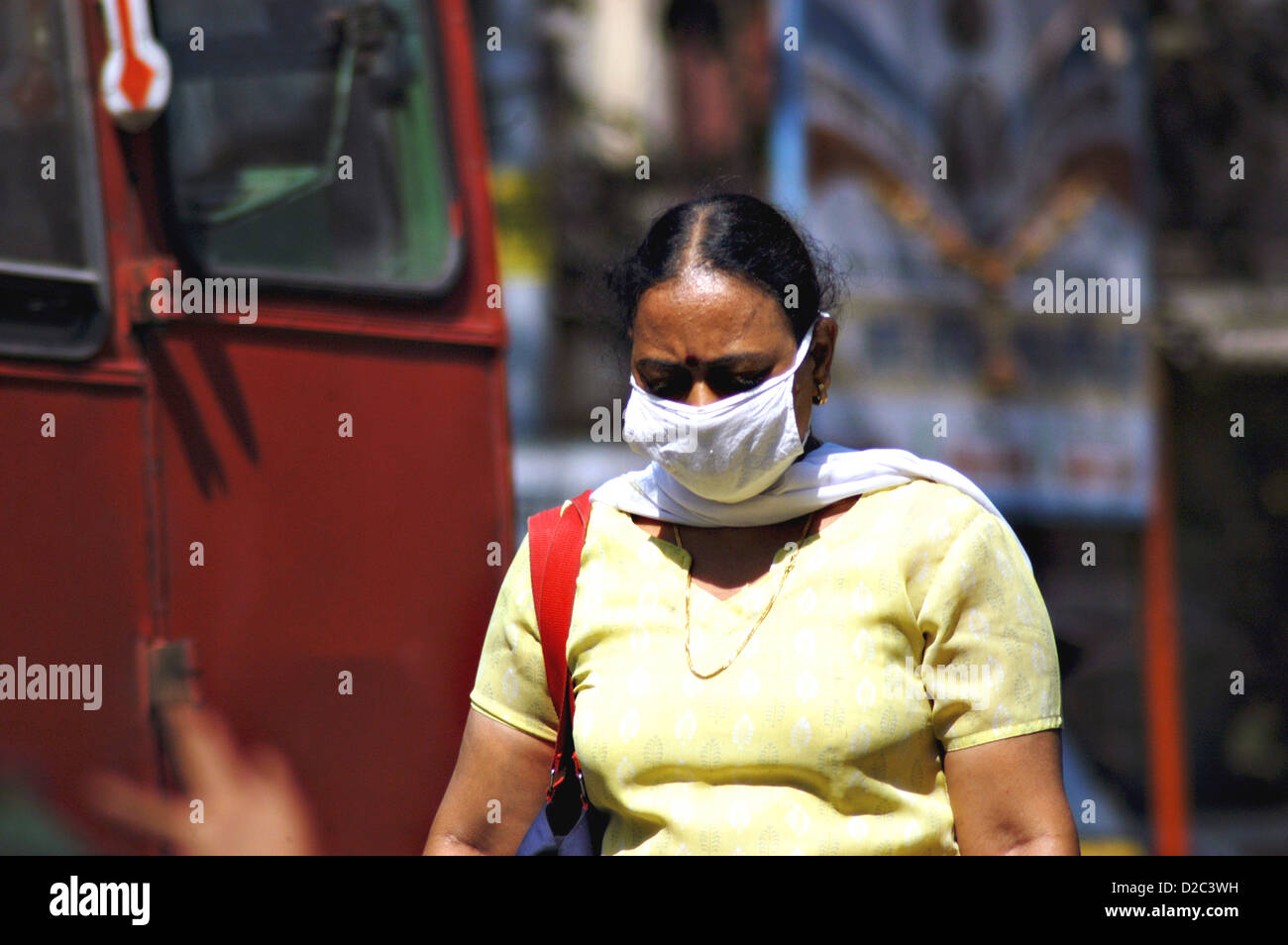 Südasiatische Indianerin deckt ihre Gesichtsmaske Vermeidung von Verschmutzung emittiert Fahrzeuge In Bombay jetzt Mumbai, Maharashtra, Indien Stockfoto