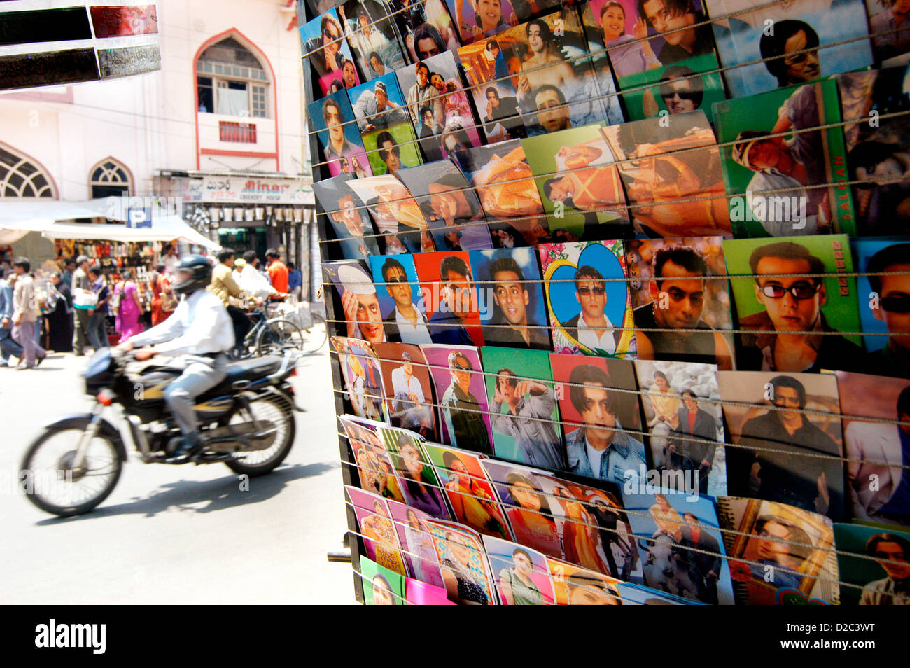 Postkarten von indischer Filmstar Salman Khan angezeigt im Shop zum Verkauf In alte Stadt Hyderabad, Andhra Pradesh, Indien Stockfoto