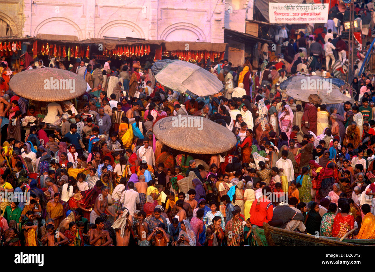 Drängen Sie sich Menschen im Markt in der Nähe von heiligen Fluss Ganges im ältesten indischen Stadt Indien Banaras jetzt Varanasi Uttar Pradesh, Indien. Stockfoto