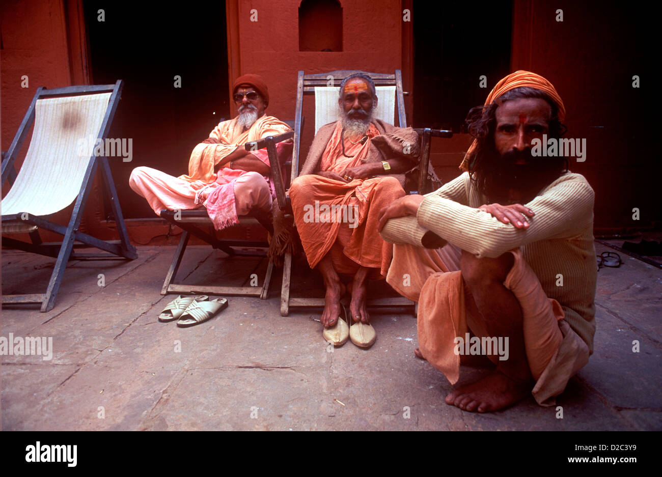 Drei indischen Sadhus Priester sitzen in der Nähe von heiligen Fluss Ganges im ältesten indischen Stadt Indien Banaras jetzt Varanasi Uttar Pradesh, Indien Stockfoto