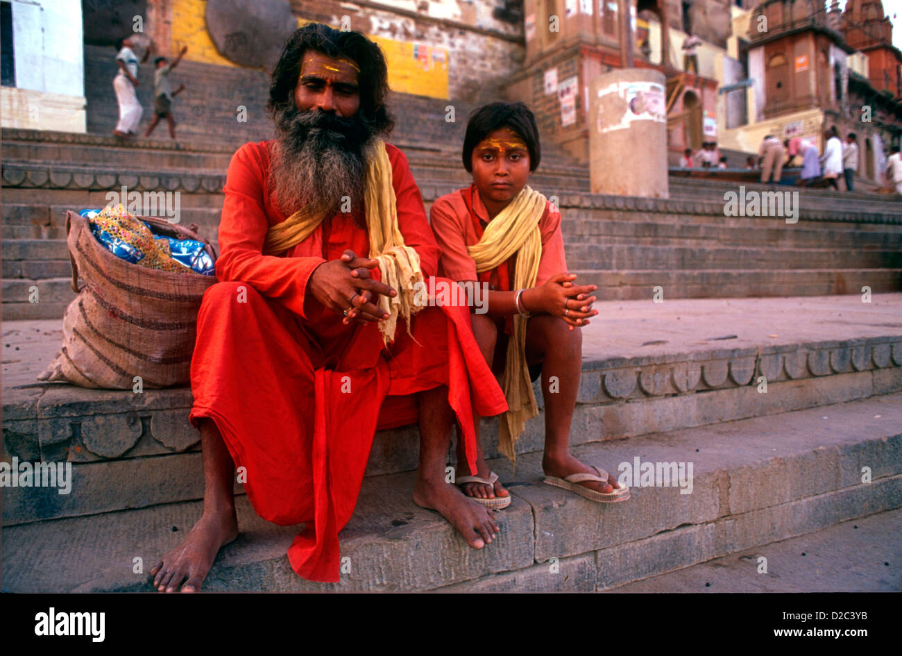 Indischen Sadhu Priester kleiner Junge sitzt in der Nähe von heiligen Fluss Ganges im ältesten indischen Stadt Indien Banaras jetzt Varanasi Uttar Pradesh Stockfoto
