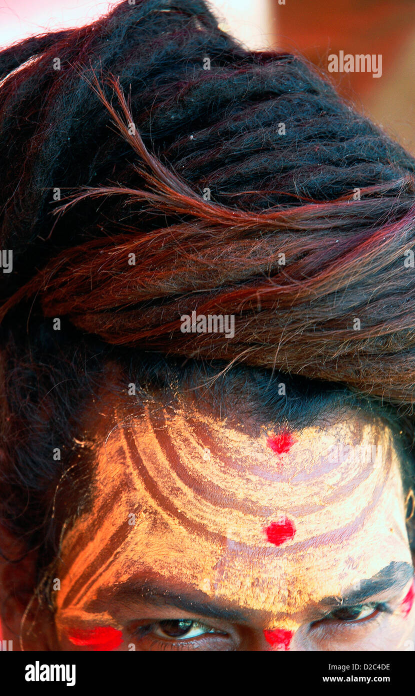 Indische Priester mit verfilzten Haaren geschmückt, Stirn oder Tilak, Ujjain, Indien Stockfoto