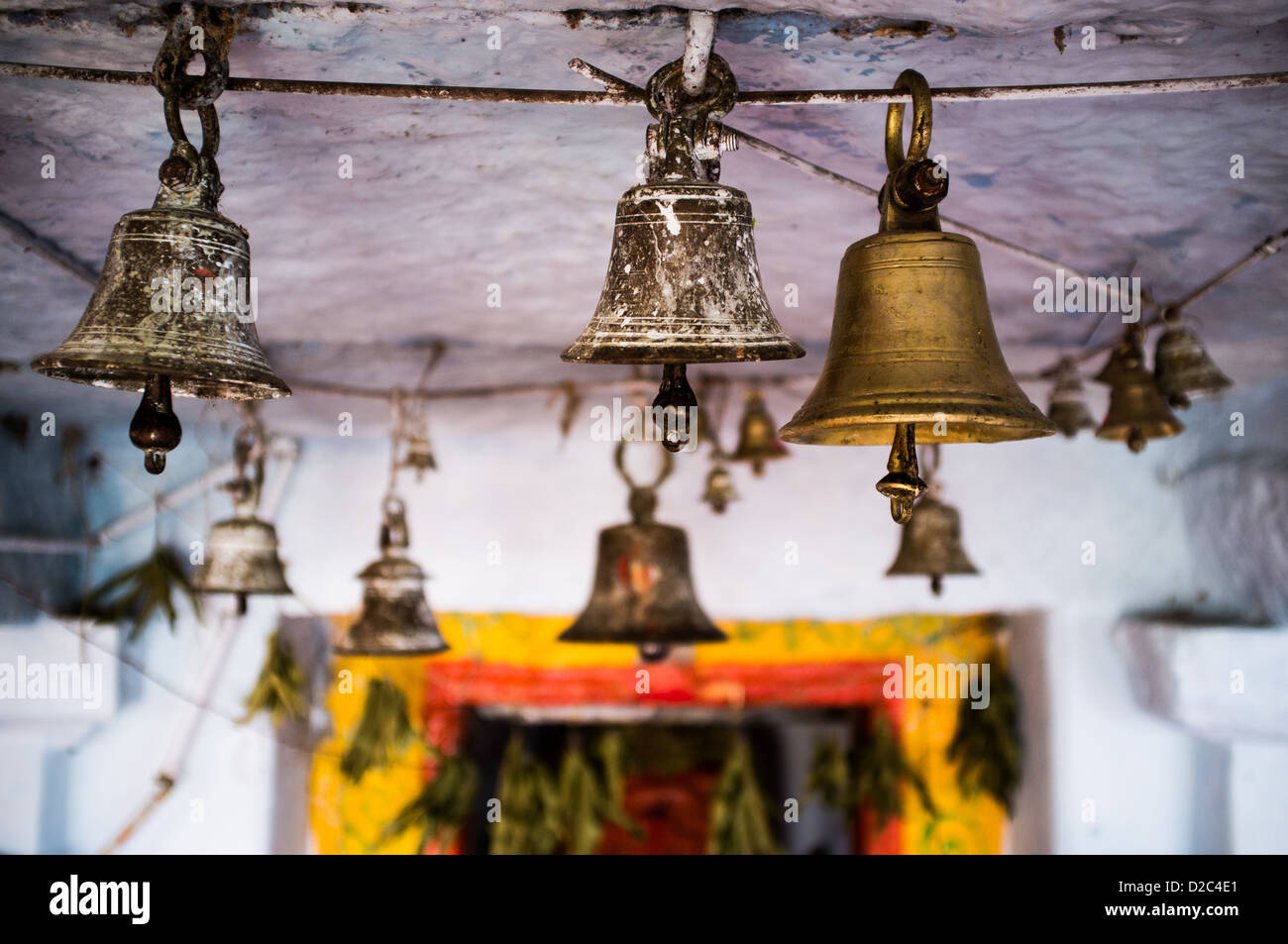 Glocken hängen von einem Hindu-Tempel in Andhra Pradesh, Indien. Stockfoto
