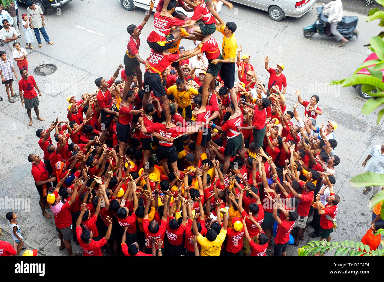 Indische Festival Janmashtami Lord Krishna Geburtstag feierte, indem menschliche Pyramide Topf Quark zu brechen Stockfoto