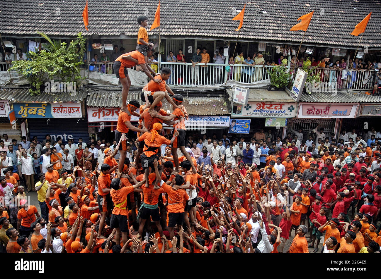 Indische Festival Janmashtami Lord Krishna Geburtstag feierte, indem menschliche Pyramide Topf Quark zu brechen Stockfoto