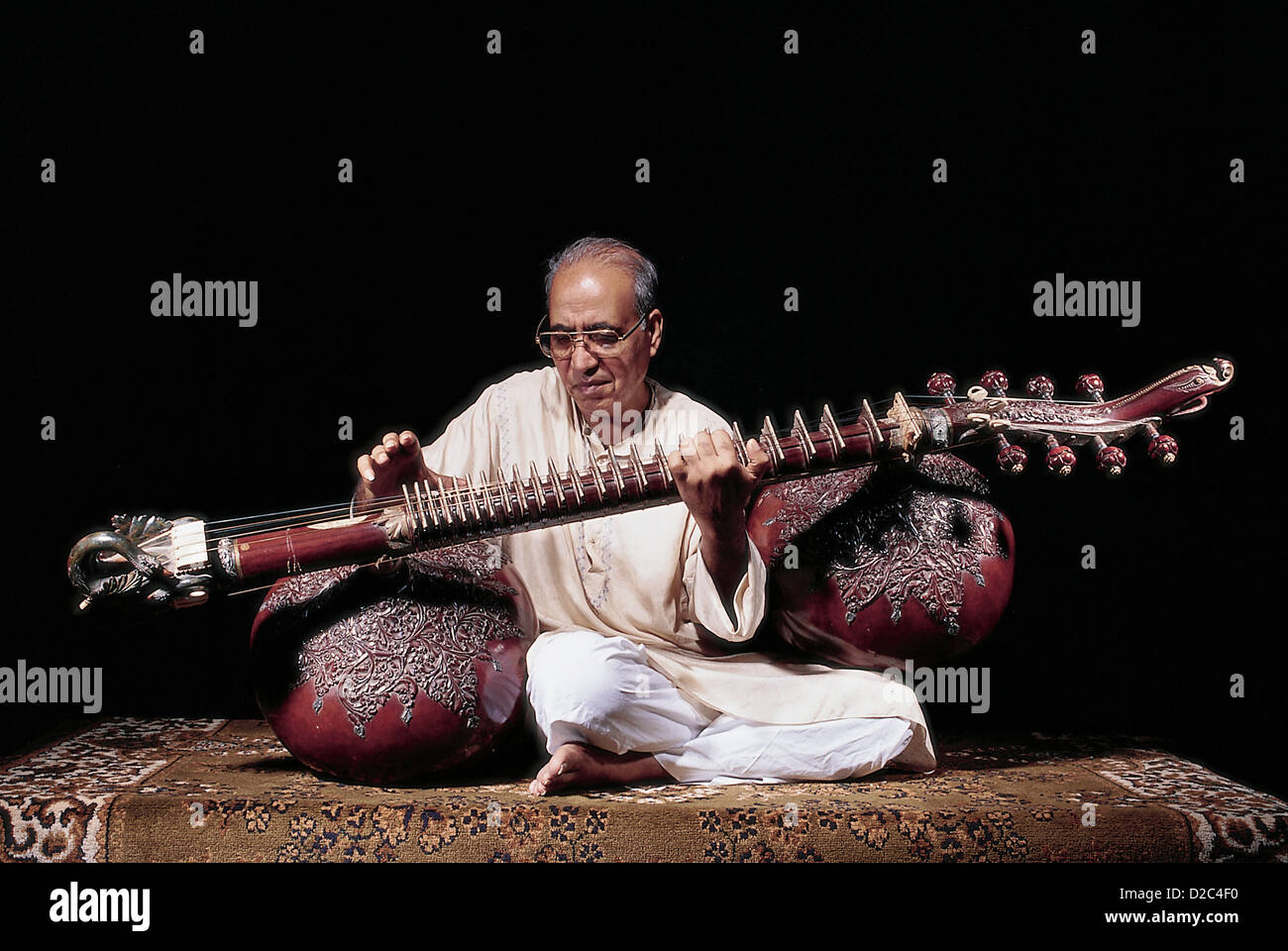 Porträt der indischen klassischen Musik Musiker spielen Musikinstrument Rudra Vina im Dhrupad In Konzert, Indien Stockfoto