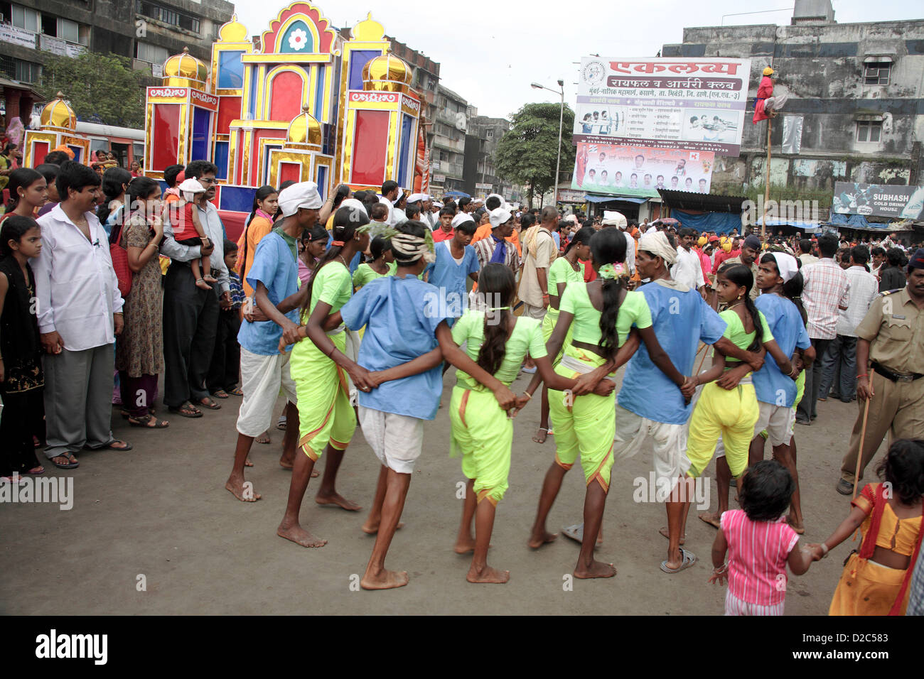 Warli Tribal Tanz auf der Straße während der Prozession Göttin Amba Devis Ankunft Kalwa Tembhi Naka Thane Maharashtra Indien Stockfoto