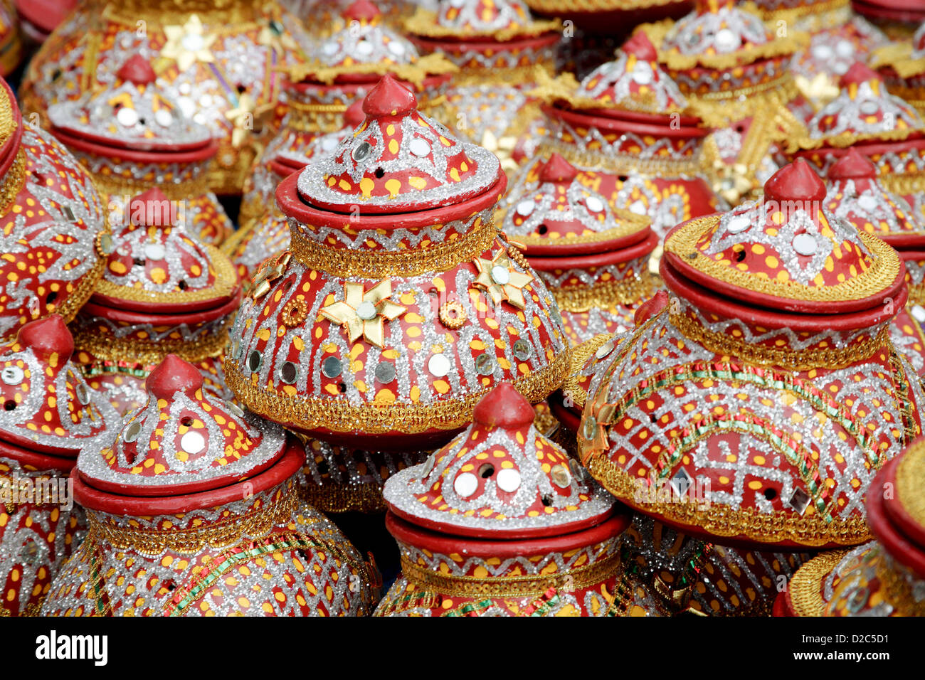 Navaratri Dandiya Garba Festival, dekorative Irdene Töpfe, Ghatkopar, Bombay Mumbai, Maharashtra, Indien Stockfoto