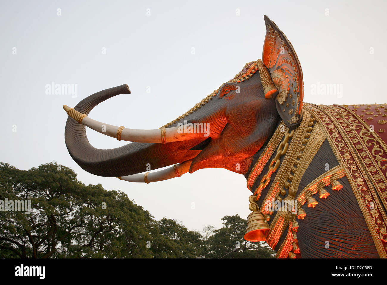 Riesige Elefanten in der Nähe Masunda See platziert, während Thane Festival, Thane, Maharashtra, Indien Stockfoto