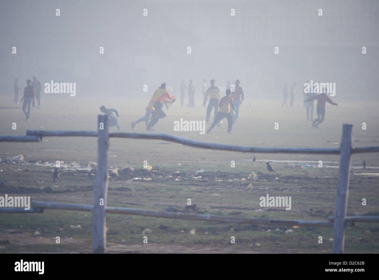 Indien, nebeligen Wintertag Menschen draußen Fußball spielen Stockfoto