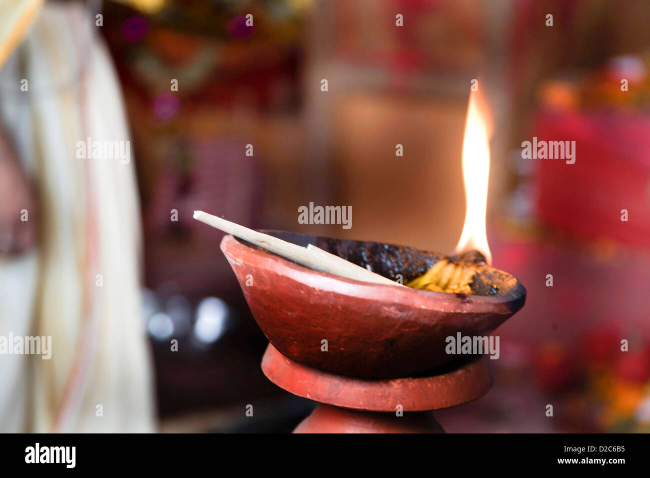 Öl-Diya Flamme im Tontopf für Durga Pooja Dassera Dusera Vijayadasami Festival Dumdum Calcutta jetzt Kolkata West Bengal Indien Stockfoto