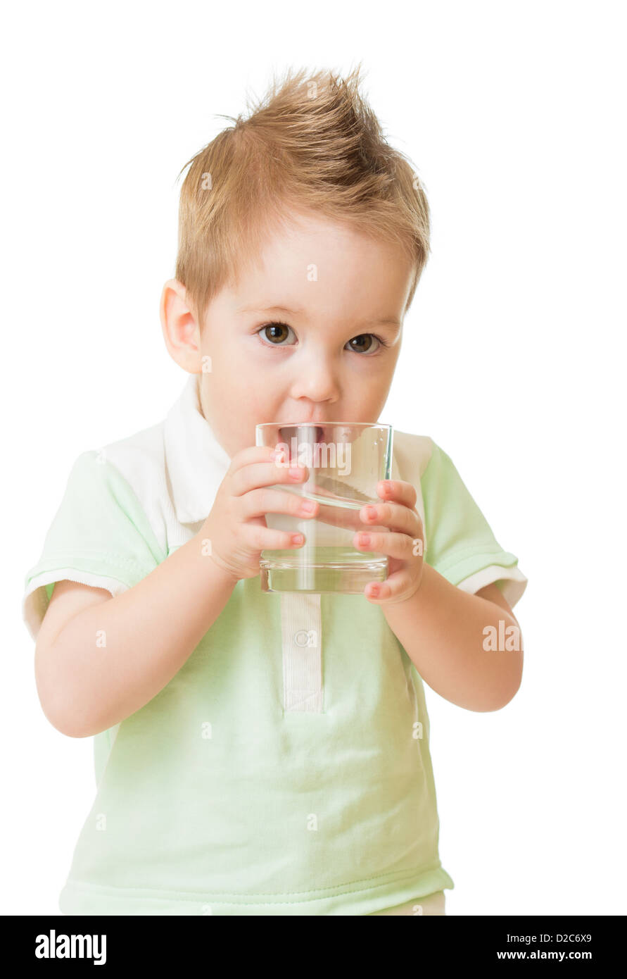 Junge Trinkwasser aus Glas isoliert auf weiss Stockfoto