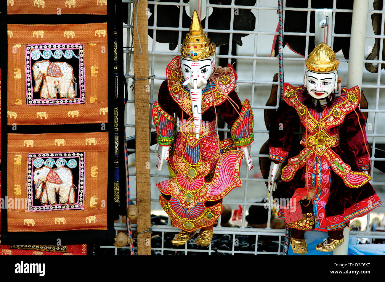 Elefanten-Motiv auf Stoff-Kunst und Puppen zum Verkauf außerhalb Buddha Tempel-Bangkok, Thailand Stockfoto