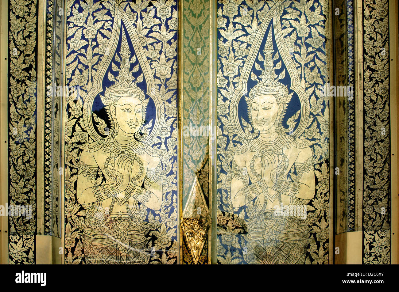 Dekorative Türfüllungen mit traditioneller thailändischer Kunst am Wat Phra Tempel Bangkok, Thailand Stockfoto