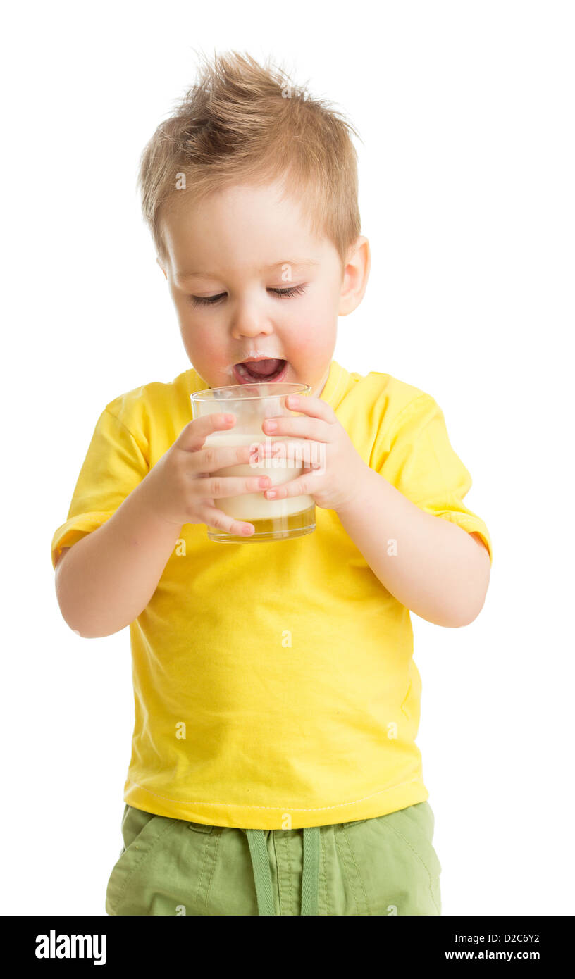 Kinder trinken Milchprodukt aus Glas isoliert auf weiss Stockfoto